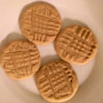 Soft Peanut Butter Cookie Recipe - www.momwithcookies.com #peanutbuttercookies #softcookies #recipe #cookies