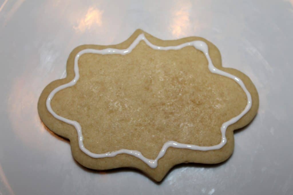 Outline the sugar cookie with piping consistency royal icing.