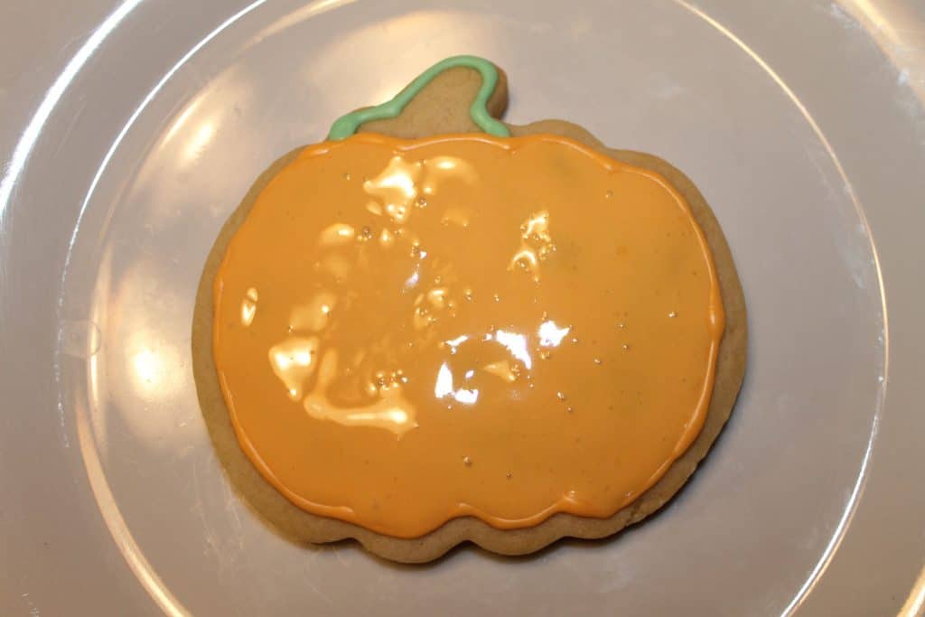 Fill in the orange pumpkin with flooding consistency royal icing.