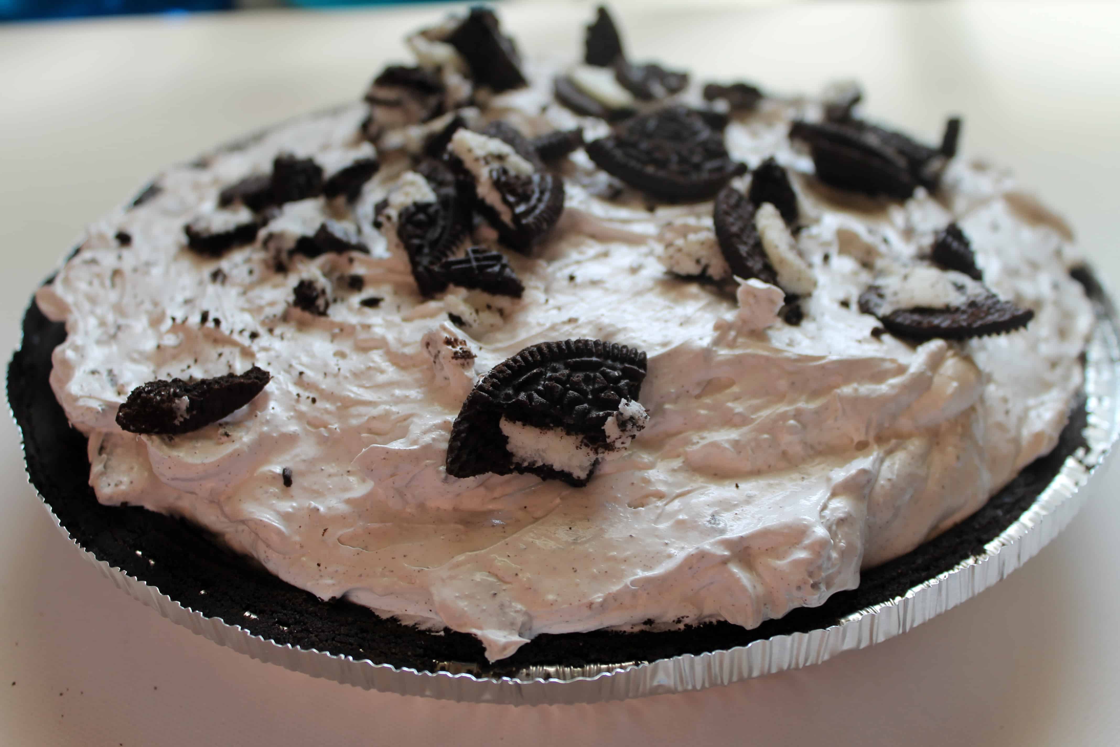 finished oreo cream pie with chunks of oreos on top
