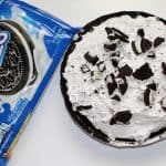 Oreo Cream Pie - www.momwithcookies.com #oreocreampie #oreocreampierecipe #oreopie #oreos #recipeswithoreos #nobakedesserts #nobakepie #nobakeoreocreampie #nobakedesserts #5ingredientdesserts #simpledesserts #easydesserts #summerdesserts