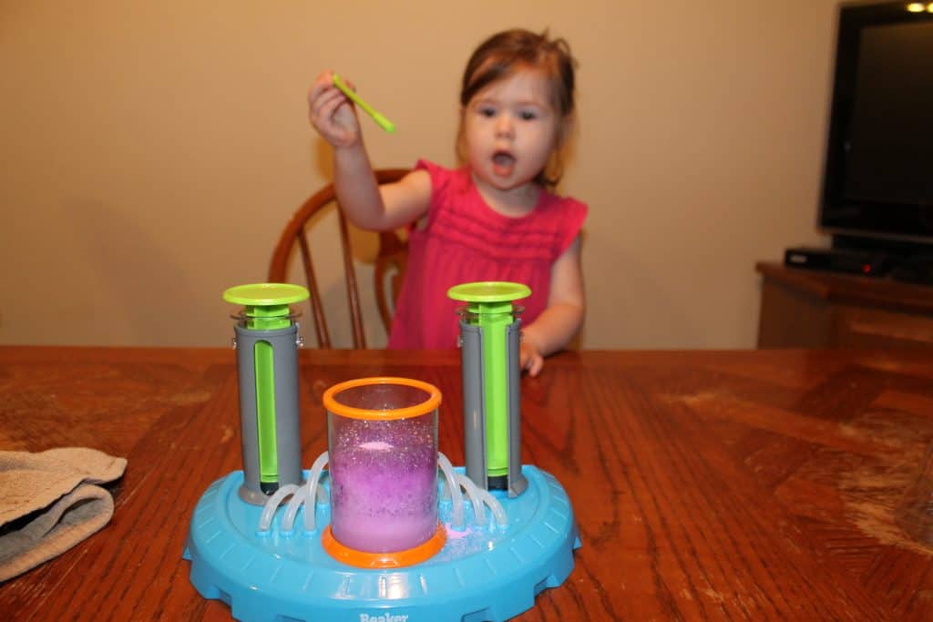 Beaker Creatures Lab Review - www.momwithcookies.com #beakercreatures #beakercreaturesreview #sciencetoys #stemtoys #toyreview #toys #science #educationaltoys #learningtoys