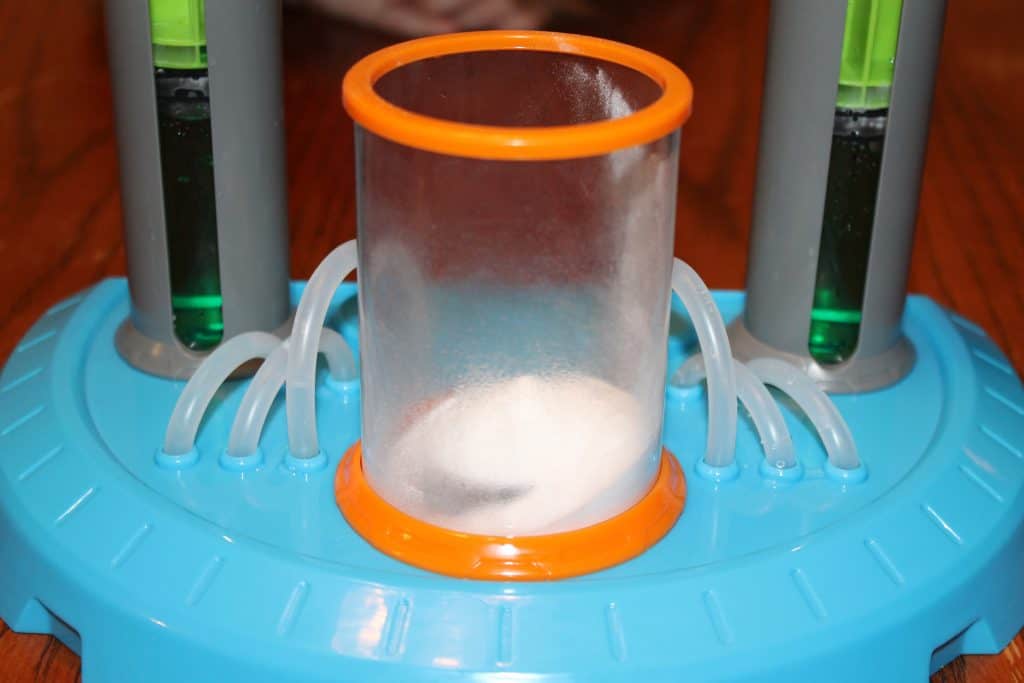 Beaker Creatures Lab Review - www.momwithcookies.com #beakercreatures #beakercreaturesreview #sciencetoys #stemtoys #toyreview #toys #science #educationaltoys #learningtoys
