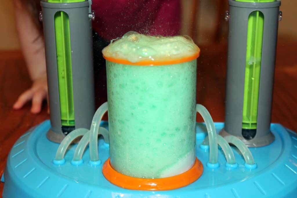 Beaker Creatures Lab Review - www.momwithcookies.com #beakercreatures #beakercreaturesreview #sciencetoys #stemtoys #toyreview #toys #science #educationaltoys #learningtoys
