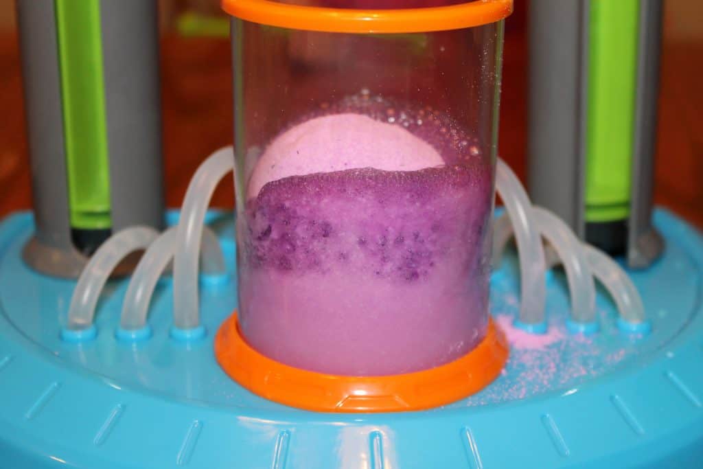 Beaker Creatures Lab Review - www.momwithcookies.com #beakercreatures #beakercreaturesreview #sciencetoys #stemtoys #toyreview #toys #science #educationaltoys #learningtoys