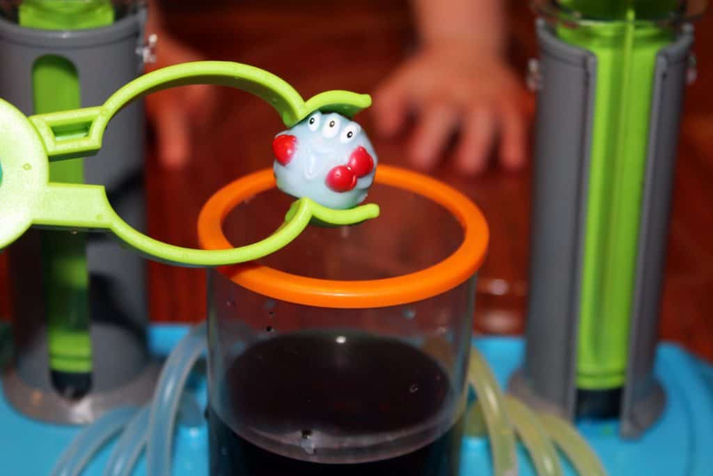 Beaker Creatures Lab Review - www.momwithcookies.com #beakercreatures #beakercreaturesreview #sciencetoys #stemtoys #toyreview #toys #science #educationaltoys #learningtoys