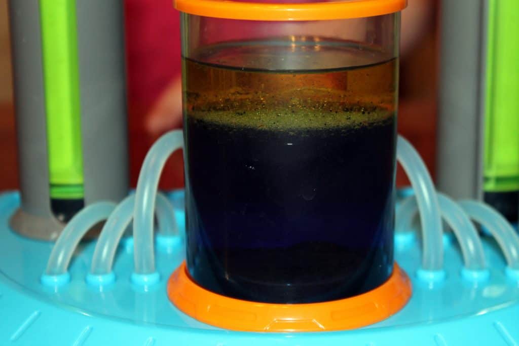 Beaker Creatures Lab Review - www.momwithcookies.com #beakercreatures #beakercreaturesreview #sciencetoys #stemtoys #toyreview #toys #science #educationaltoys #learningtoys