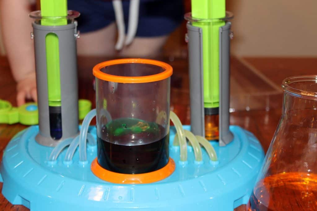Beaker Creatures Lab Review - www.momwithcookies.com #beakercreatures #beakercreaturesreview #sciencetoys #stemtoys #toyreview #toys #science #educationaltoys #learningtoys