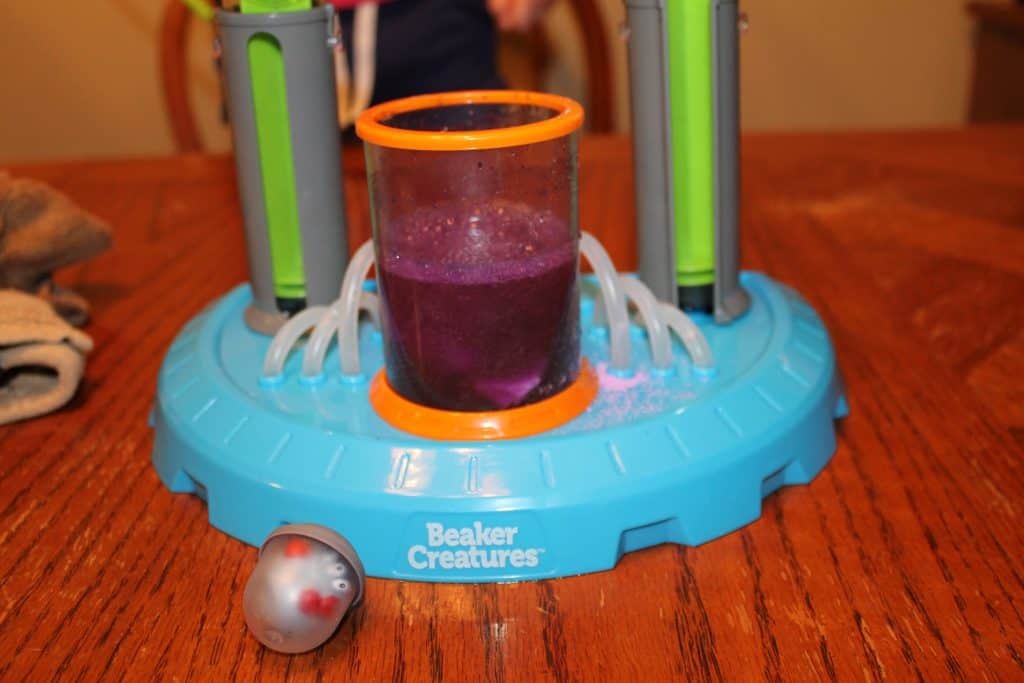 Beaker Creatures Lab Review - www.momwithcookies.com #beakercreatures #beakercreaturesreview #sciencetoys #stemtoys #toyreview #toys #science #educationaltoys #learningtoys