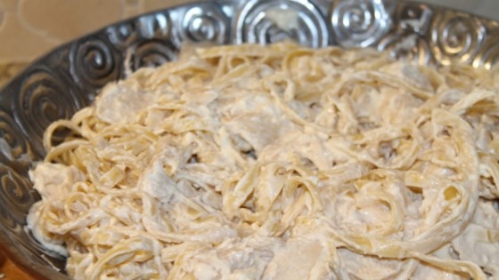 close up image of the finished chicken alfredo