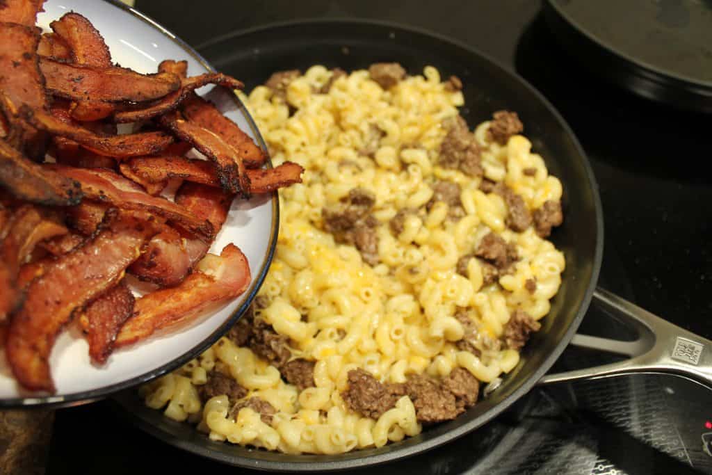 Cheeseburger Macaroni With Bacon - www.momwithcookies.com #cheeseburgermacaroni #baconcheeseburgermacaroni #homemadecheeseburgermacaroni #dinnerideas