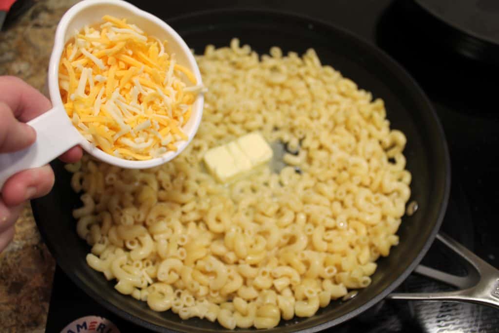 Cheeseburger Macaroni With Bacon - www.momwithcookies.com #cheeseburgermacaroni #baconcheeseburgermacaroni #homemadecheeseburgermacaroni #dinnerideas