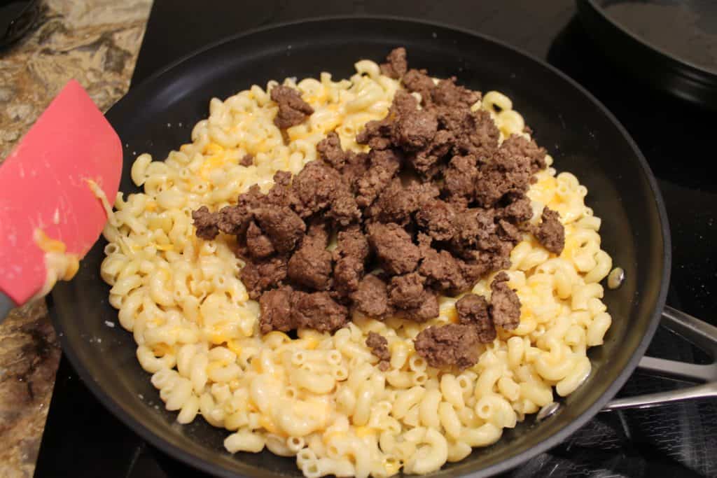 Cheeseburger Macaroni With Bacon - www.momwithcookies.com #cheeseburgermacaroni #baconcheeseburgermacaroni #homemadecheeseburgermacaroni #dinnerideas