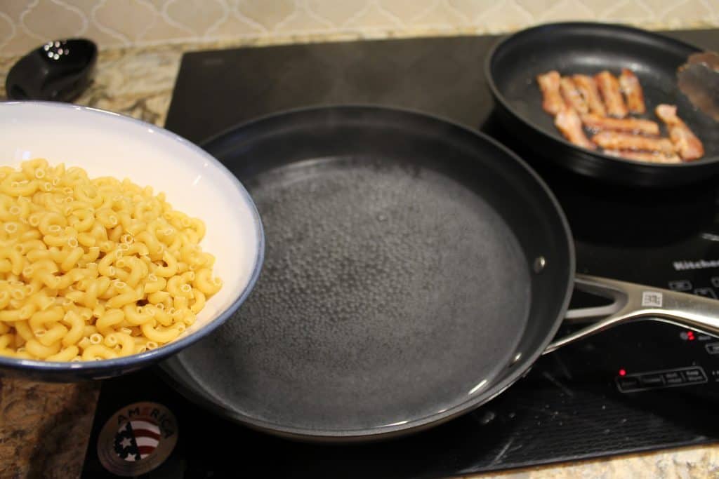 Cheeseburger Macaroni With Bacon - www.momwithcookies.com #cheeseburgermacaroni #baconcheeseburgermacaroni #homemadecheeseburgermacaroni #dinnerideas