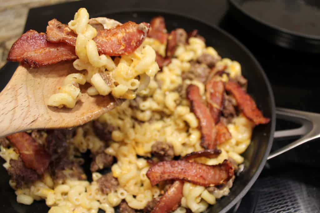 Cheeseburger Macaroni With Bacon - www.momwithcookies.com #cheeseburgermacaroni #baconcheeseburgermacaroni #homemadecheeseburgermacaroni #dinnerideas