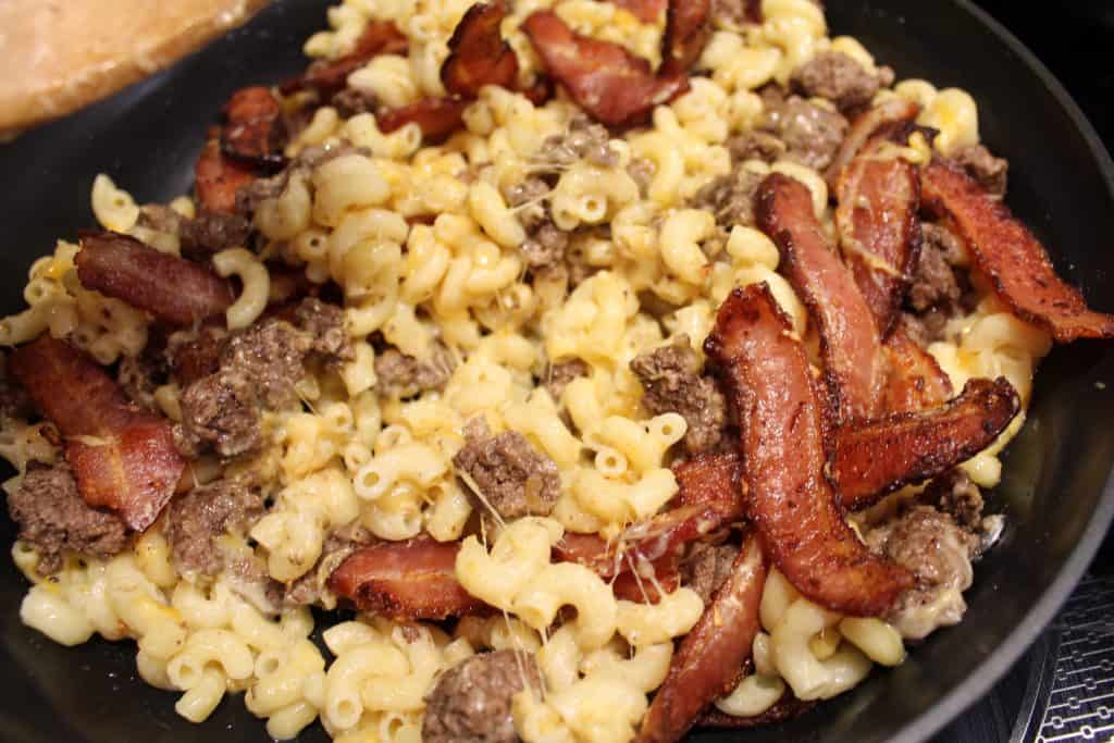 Cheeseburger Macaroni With Bacon - www.momwithcookies.com #cheeseburgermacaroni #baconcheeseburgermacaroni #homemadecheeseburgermacaroni #dinnerideas