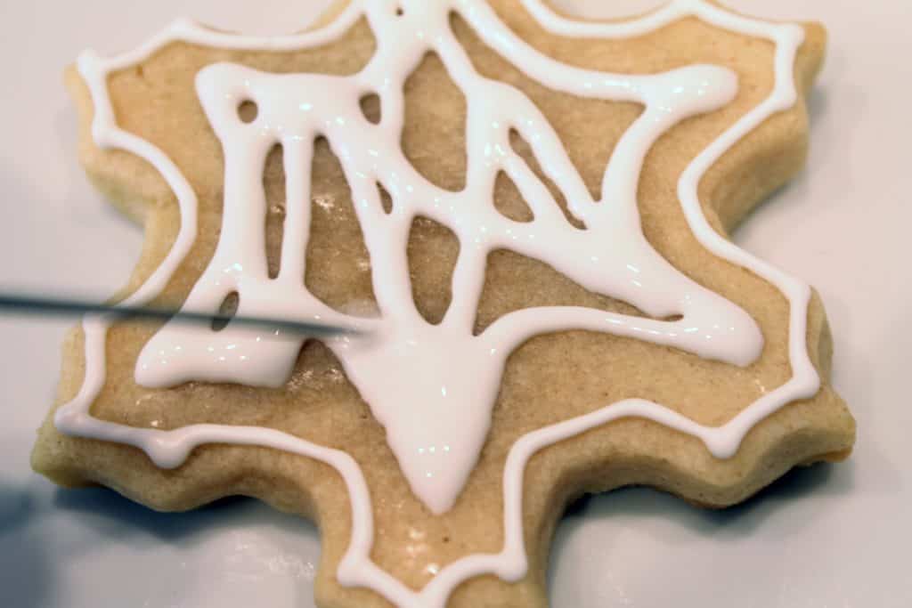 Cookie Decorating: Snowflake Cookies - www.momwithcookies.com #sugarcookies #decoratedsugarcookies #decoratedcookiesroyalicing