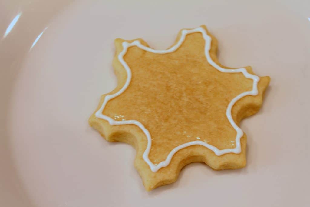Cookie Decorating: Snowflake Cookies - www.momwithcookies.com #sugarcookies #decoratedsugarcookies #decoratedcookiesroyalicing