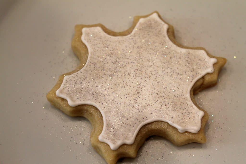 Cookie Decorating: Snowflake Cookies - www.momwithcookies.com #sugarcookies #decoratedsugarcookies #decoratedcookiesroyalicing