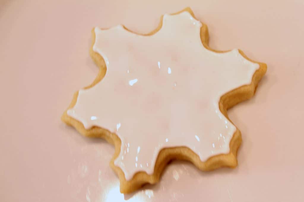 Cookie Decorating: Snowflake Cookies - www.momwithcookies.com #sugarcookies #decoratedsugarcookies #decoratedcookiesroyalicing