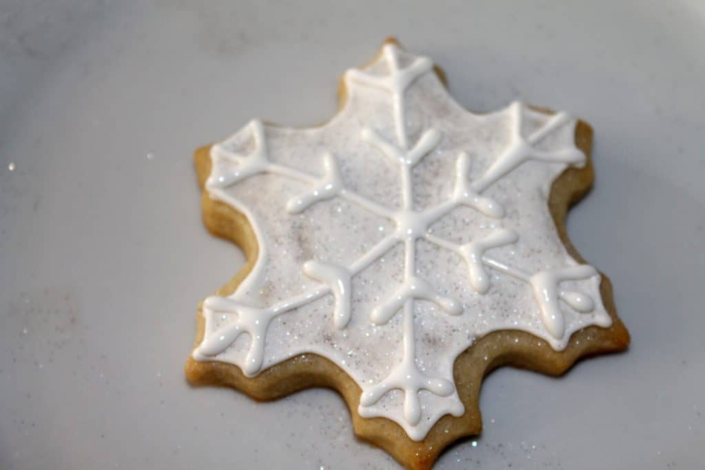 Cookie Decorating: Snowflake Cookies - www.momwithcookies.com #sugarcookies #decoratedsugarcookies #decoratedcookiesroyalicing