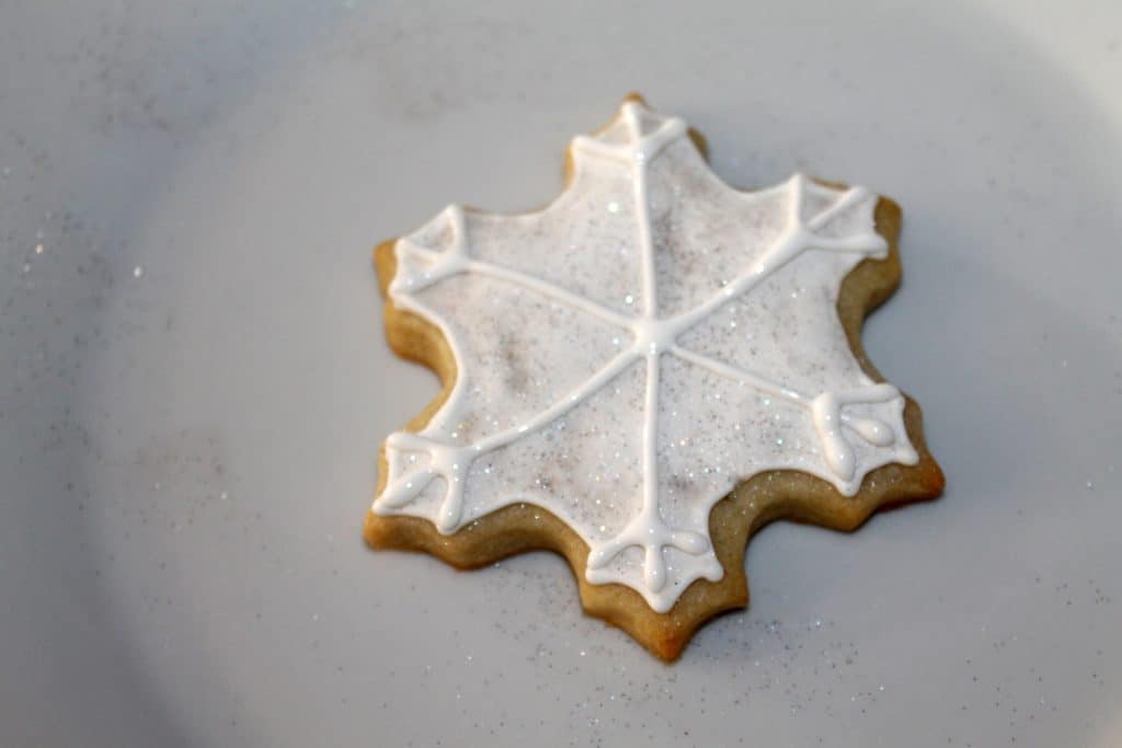 Cookie Decorating: Snowflake Cookies - www.momwithcookies.com #sugarcookies #decoratedsugarcookies #decoratedcookiesroyalicing