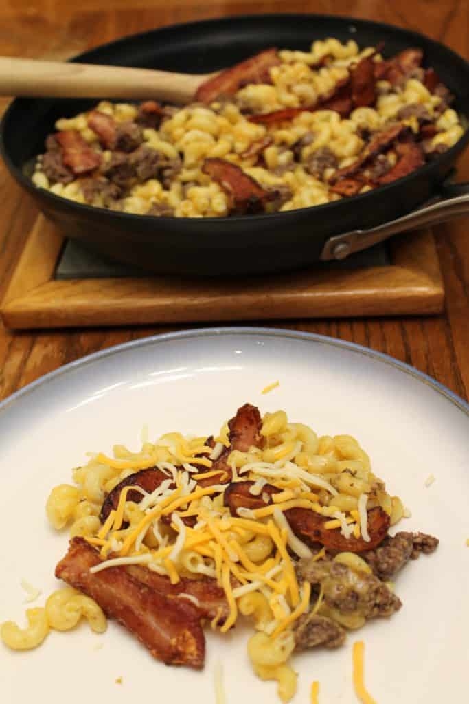 Cheeseburger Macaroni With Bacon - www.momwithcookies.com #cheeseburgermacaroni #baconcheeseburgermacaroni #homemadecheeseburgermacaroni #dinnerideas