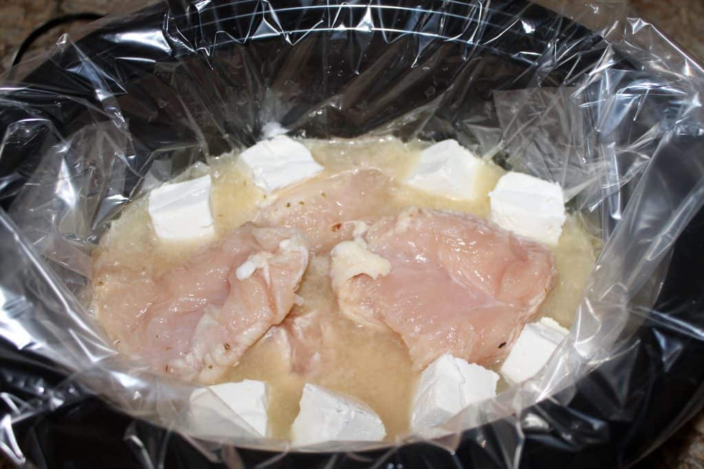 Crockpot Italian Chicken - www.momwithcookies.com #crockpotitalianchicken #italianchicken #crockpotmeals