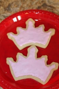 Cookie Decorating: Princess Tiara Cookies - www.momwithcookies.com #princesstiaracookies #cookiedecorating 