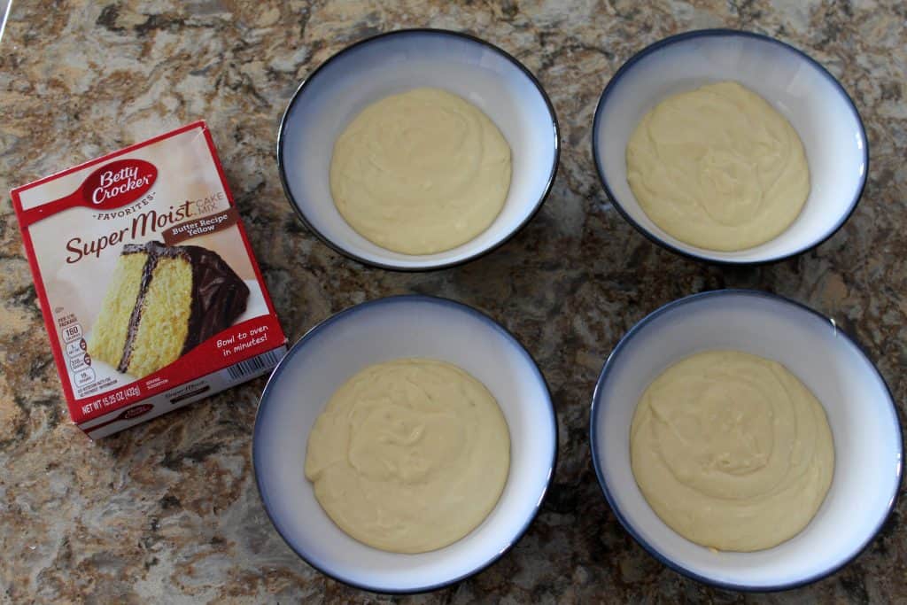 4 bowls with equally divided cake batter