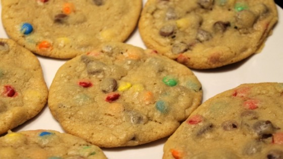 close up image of chocolate chip m&m cookies