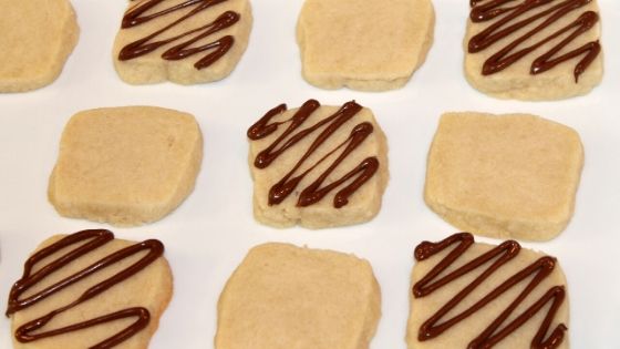 alternating shortbread cookies with chocolate drizzled on top and plain shortbread cookies