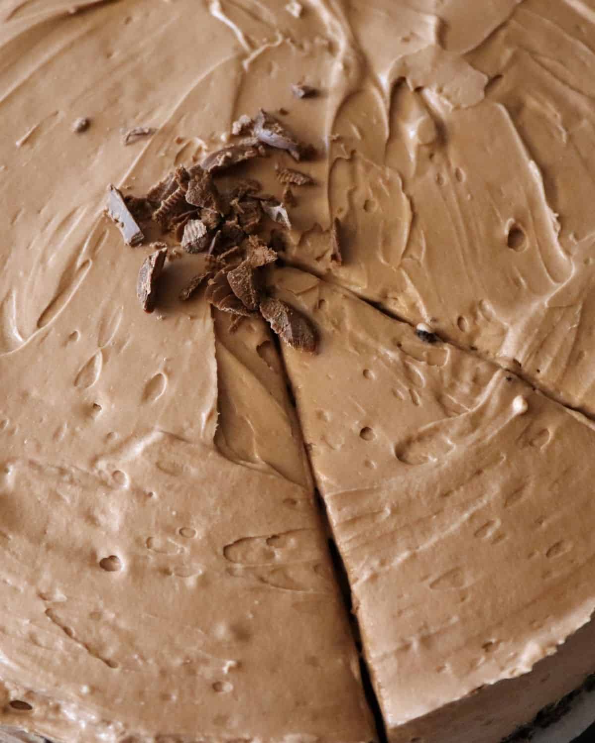 close up image of no bake chocolate cheesecake with chocolate shavings on top